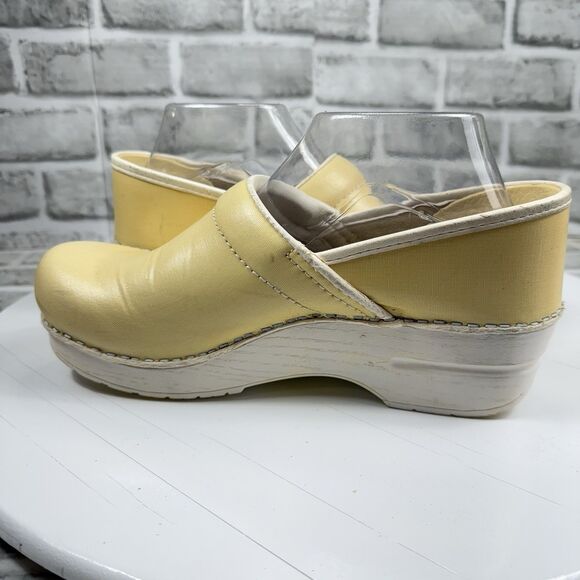 Dansko XP Professional Vegan Leather Women’s Size 39- US 8.5/9 Yellow Clogs - Picture 4 of 12